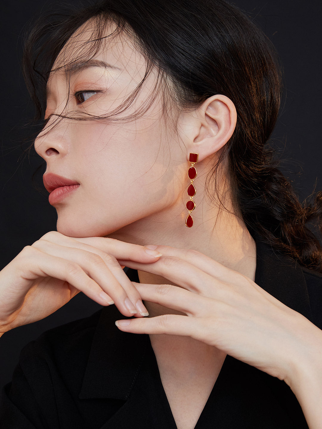 中国红滴釉系列
不同的几何图形排列而成
非常有垂感,也很修饰脸型
稳重的中国红色,给人喜庆温暖的佩戴感