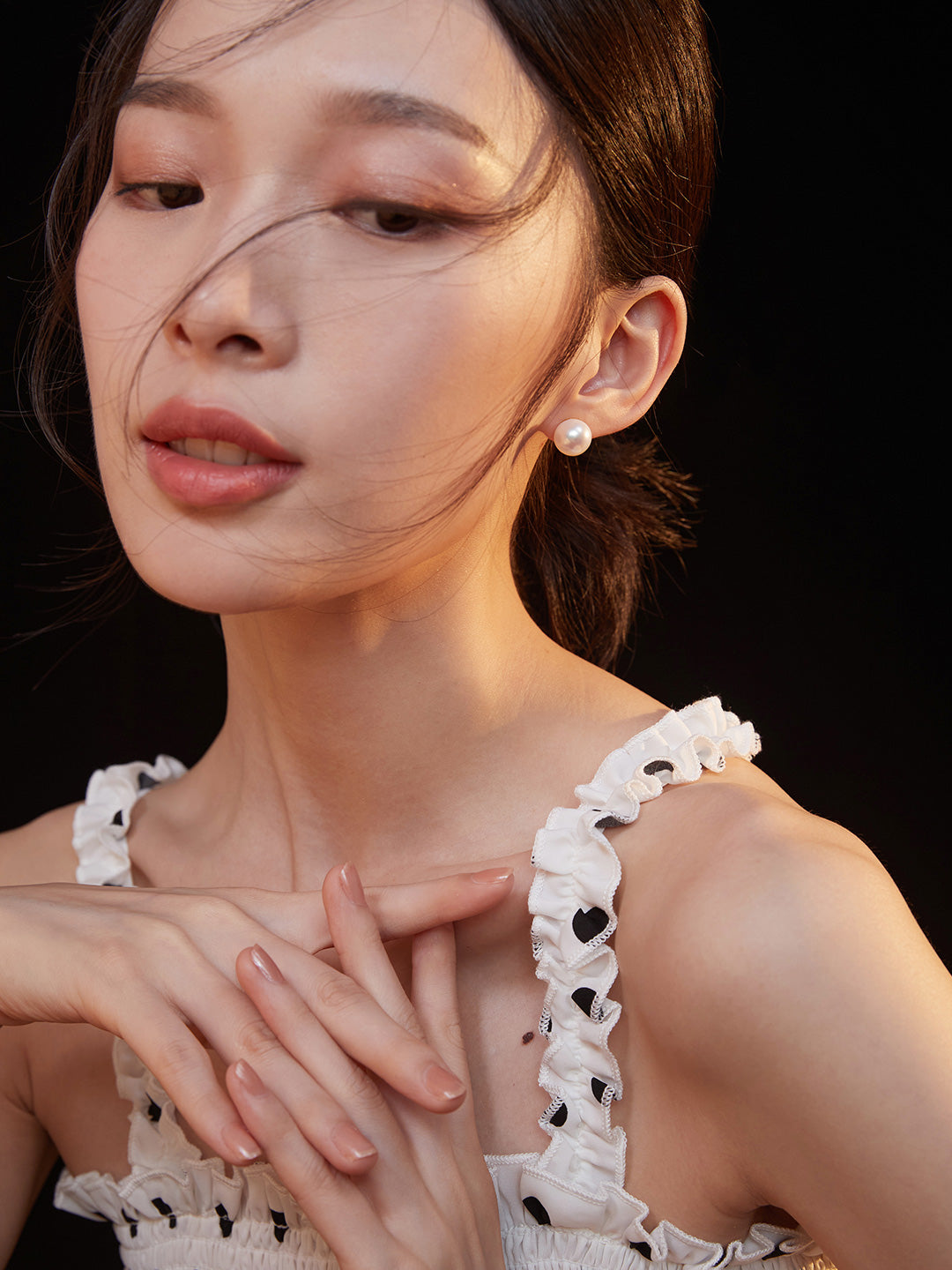 珍珠耳环
戴珍珠耳环的少女
一直都觉得珍珠是优雅的代表
恰到好处的色泽 非常提气质。