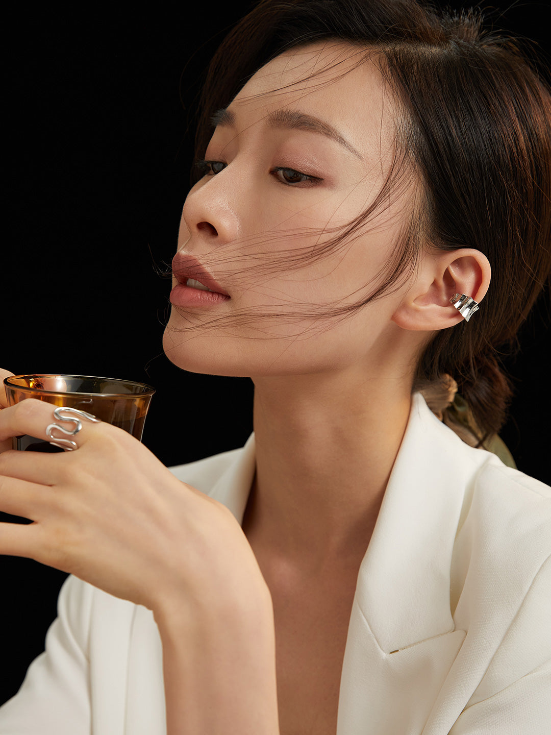 纯银耳夹(单只售卖)
这款耳骨夹任意位置都可以叠戴!
超级时髦的带法,酷酷甜甜的小姐姐都可以hold住!