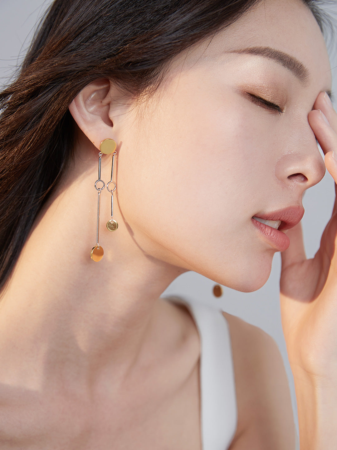 纯银耳环
日常佩戴更合适
金银色交接线条,别致亮眼。