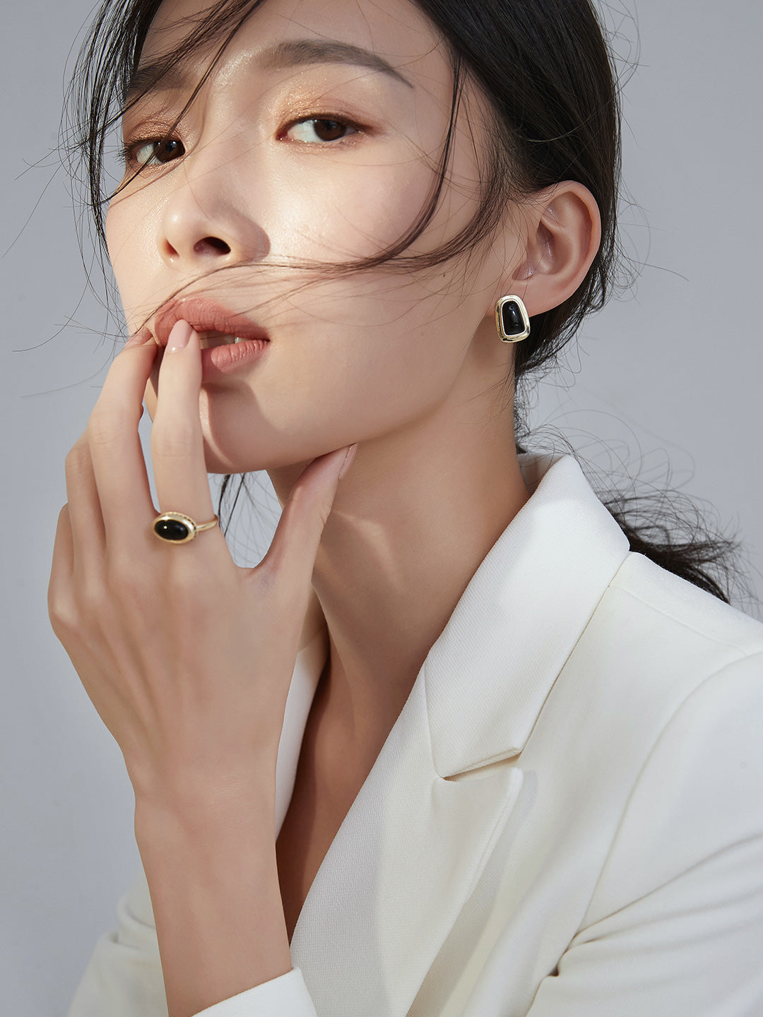 玛瑙戒指 耳环套装
黑金给人沉稳气质的感觉
怎么搭配衣服都ok!