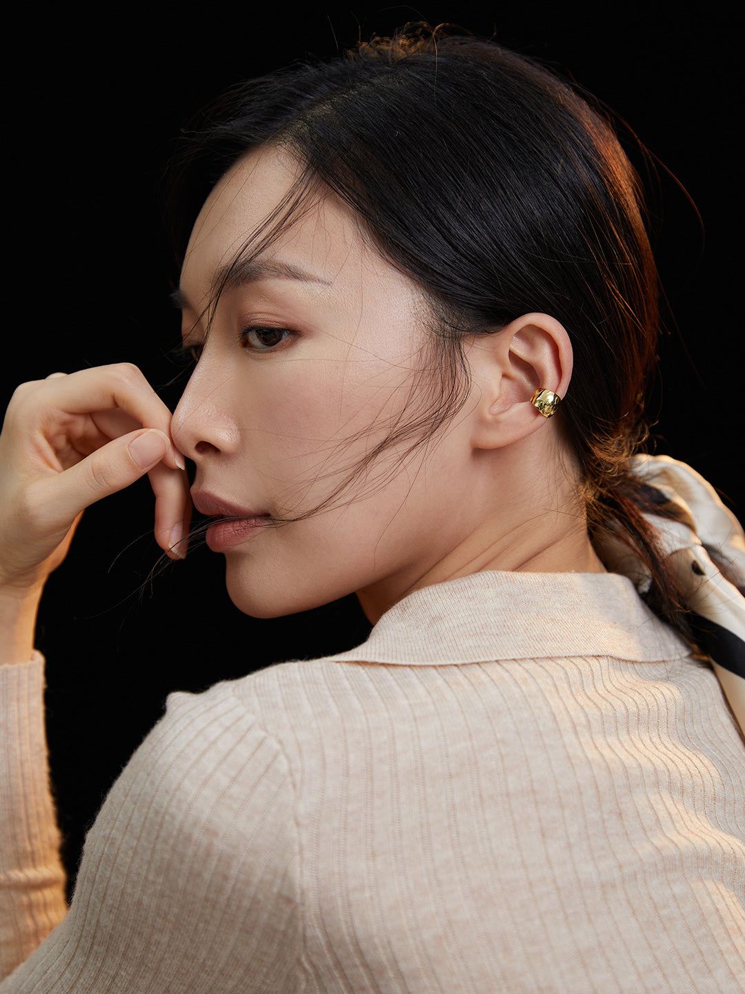 纯银耳骨夹(单只售卖)
个性ins风 可甜可盐
随意搭配都是点睛之笔
单戴就很好看,叠戴更是绝美!