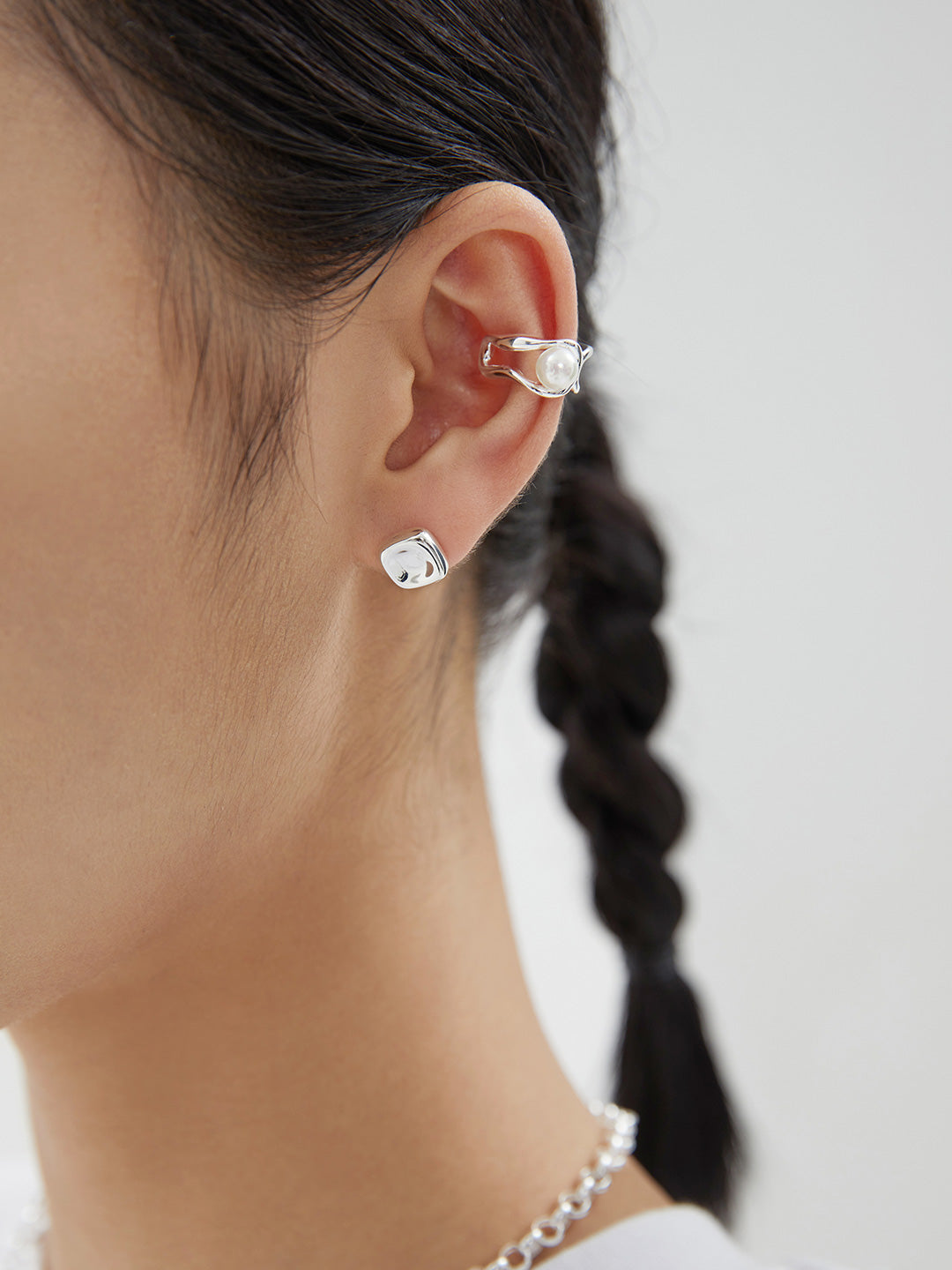 熔岩系列 素银本色耳钉
我们的内心时常会有如火山喷涌般的热情
外表却依然如岩石般沉着冷静
孩童时我们就像刚刚喷发的熔岩
融成各种不同的形状
虽不再耀眼,但是我们的内心依然炙热