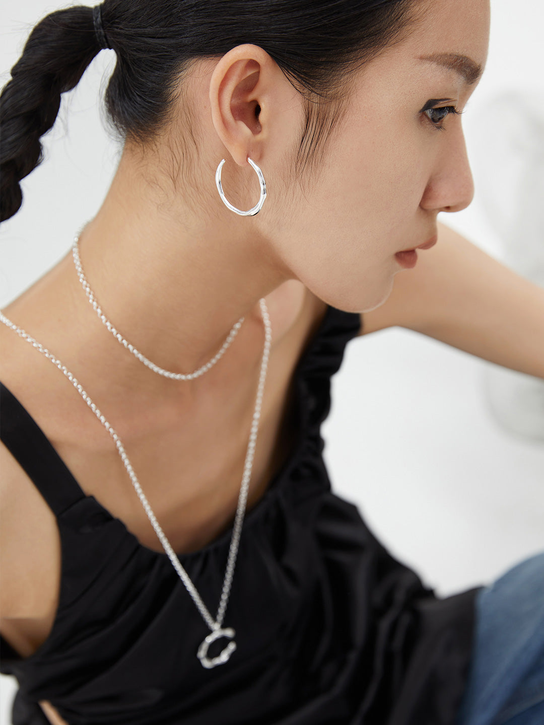 熔岩系列 素银本色耳环
我们的内心时常会有如火山喷涌般的热情
外表却依然如岩石般沉着冷静
孩童时我们就像刚刚喷发的熔岩
融成各种不同的形状
虽不再耀眼,但是我们的内心依然炙热