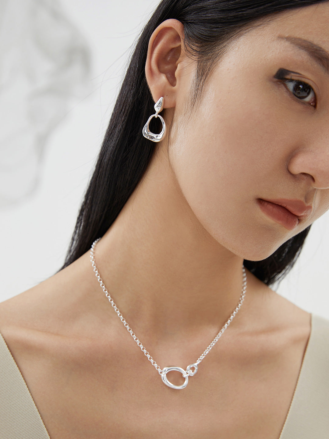 熔岩系列 素银本色耳环
我们的内心时常会有如火山喷涌般的热情
外表却依然如岩石般沉着冷静
孩童时我们就像刚刚喷发的熔岩
融成各种不同的形状
虽不再耀眼,但是我们的内心依然炙热