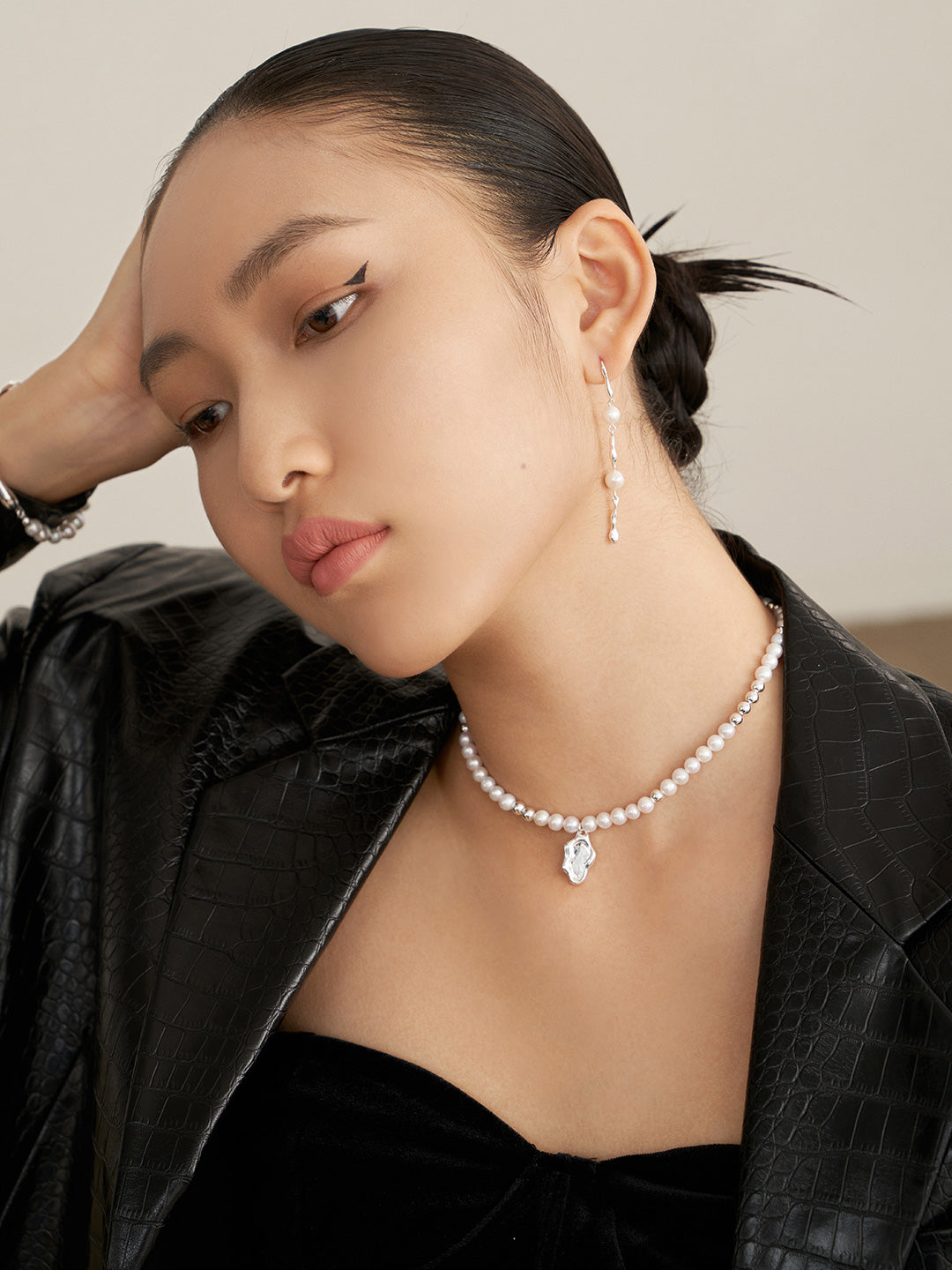 镜泊系列 银本色珍珠项链
设计灵感来自于山水湖面,湖面如镜如泊
以山水湖光与流体来结合设计
起伏的边缘似山,凹面的平镜似水
高低位的错落感能够给人带来更强烈的视觉体验