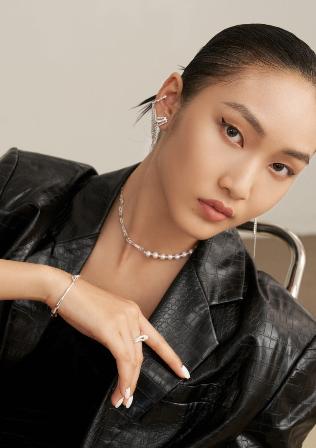纯银珍珠项链
链条拼接设计搭配珍珠
金属潮酷与甜美珍珠完美结合
既可以潮酷,又有点甜美风
戴在脖子上很吸睛 超A!