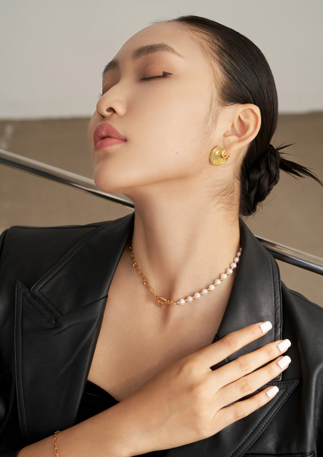 纯银珍珠项链
链条拼接设计搭配珍珠
金属潮酷与甜美珍珠完美结合
既可以潮酷,又有点甜美风
戴在脖子上很吸睛 超A!