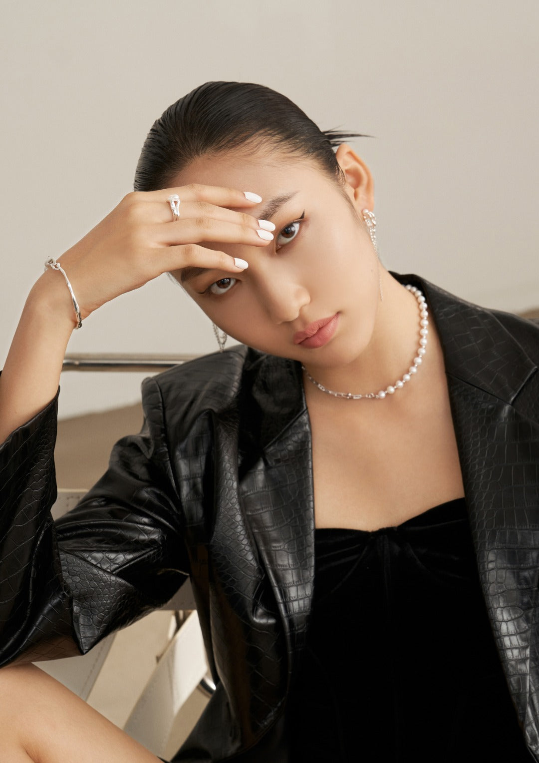纯银珍珠项链
链条拼接设计搭配珍珠
金属潮酷与甜美珍珠完美结合
既可以潮酷,又有点甜美风
戴在脖子上很吸睛 超A!
