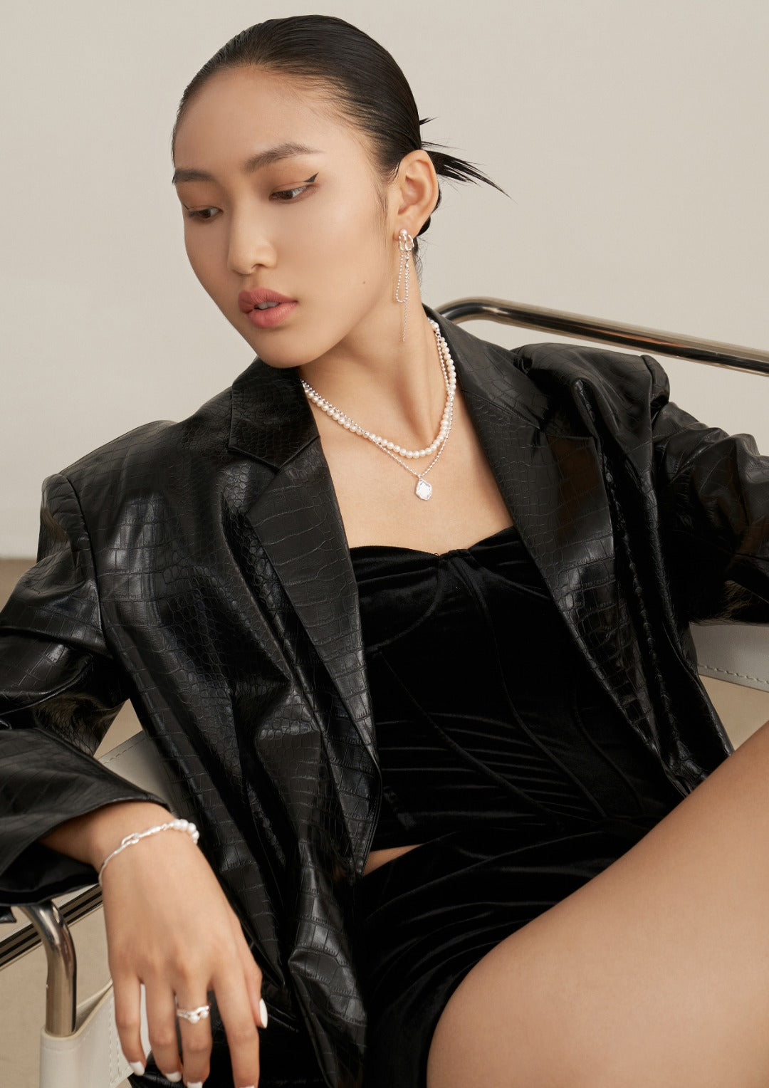 镜泊系列 银本色珍珠项链
设计灵感来自于山水湖面,湖面如镜如泊
以山水湖光与流体来结合设计
起伏的边缘似山,凹面的平镜似水
高低位的错落感能够给人带来更强烈的视觉体验。