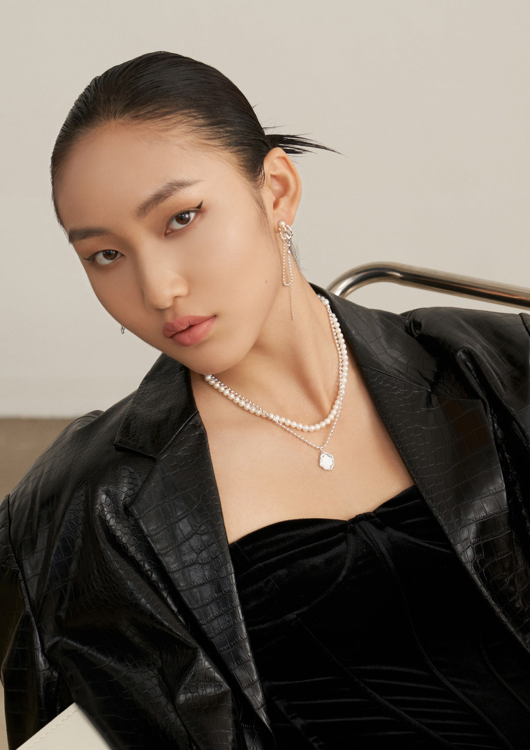 镜泊系列 银本色珍珠项链
设计灵感来自于山水湖面,湖面如镜如泊
以山水湖光与流体来结合设计
起伏的边缘似山,凹面的平镜似水
高低位的错落感能够给人带来更强烈的视觉体验。