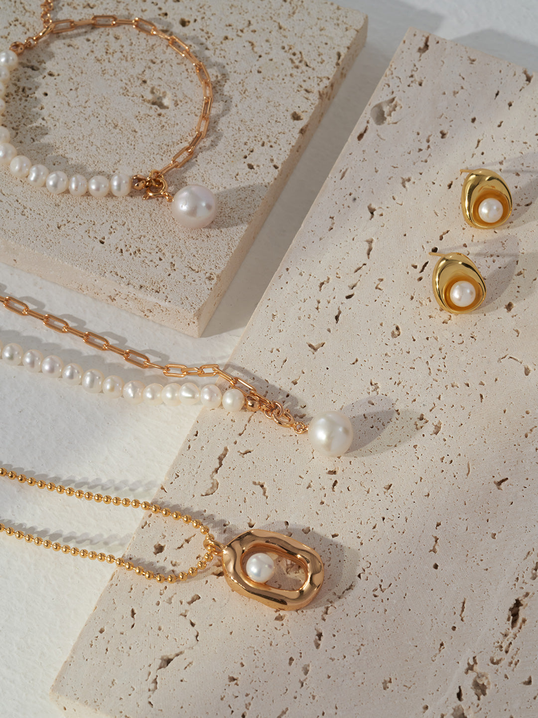 珍珠耳环
银色金属与珍珠的搭配
很受大家的关注和喜爱~
整体的外观和造型,高级简约又大方。