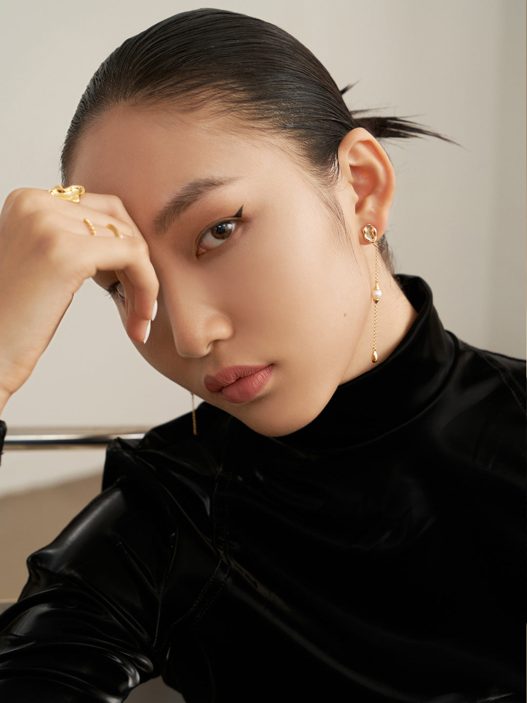镜泊系列 纯银珍珠耳环
设计灵感来自于山水湖面,湖面如镜如泊
以山水湖光与流体来结合设计,起伏的边缘似山
凹面的平镜似水,高低位的错落感能够给人
带来更强烈的视觉冲击