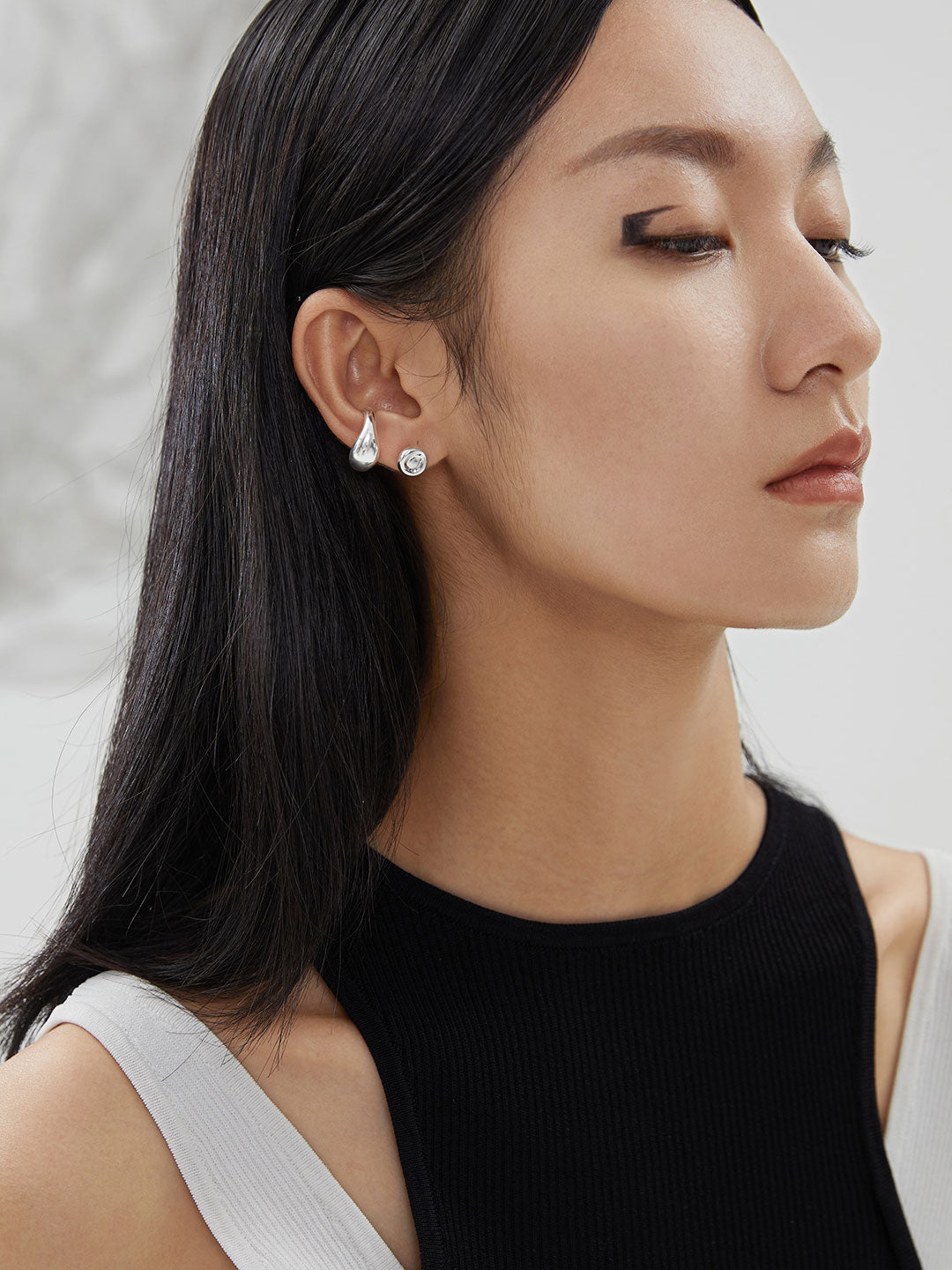 熔岩系列 素银本色耳钉
我们的内心时常会有如火山喷涌般的热情
外表却依然如岩石般沉着冷静
孩童时我们就像刚刚喷发的熔岩
融成各种不同的形状
虽不再耀眼,但是我们的内心依然炙热