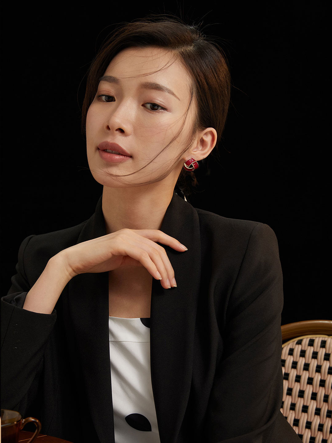中国红滴釉系列
简约的三角造型
规则编织的穿插,配上冬日暖红
复古气息满满,且时尚感满满。