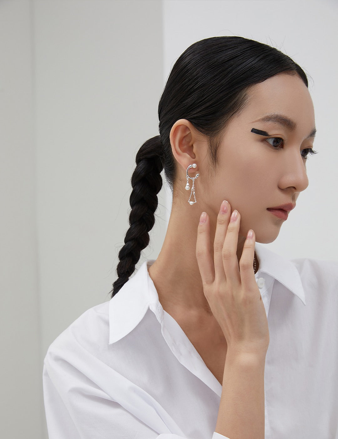 纯银贝珠戒指
滴落、婉转的水滴与流水元素
与时尚的拼接与链条元素经行结合设计,极具设计感和佩戴特色。