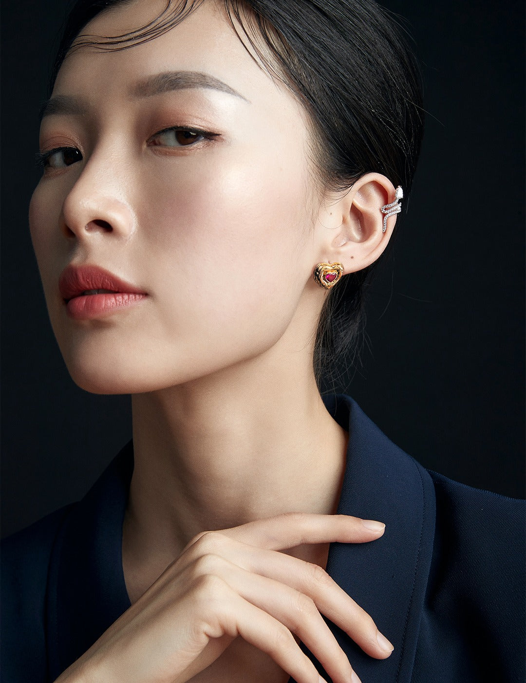 告白气球系列款 纯银爱心耳环
爱心与气球碰撞出甜蜜的气息,镶嵌爱心锆石,双重浪漫加持。