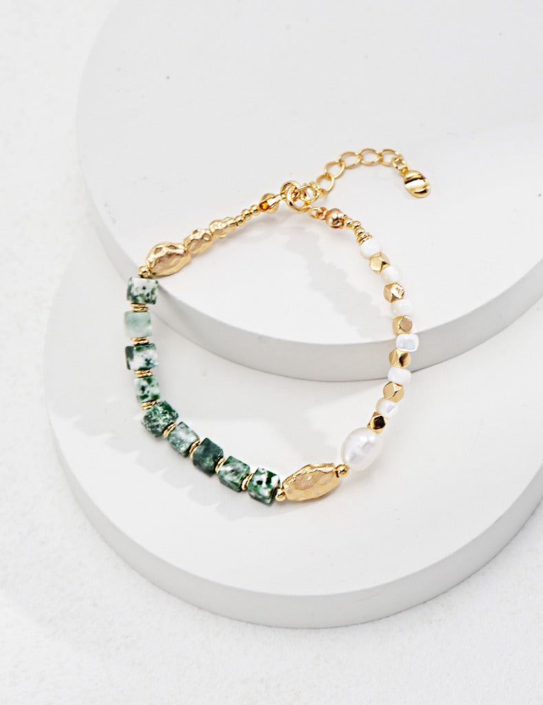 The green square gemstones are like jade, exuding a tranquil and elegant atmosphere. The pearls are like stars in the night sky, dotted in between, adding a touch of mystery and romance.