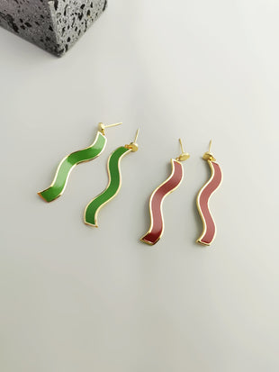 The glaze drip earrings are exaggerated and simple, retro and white