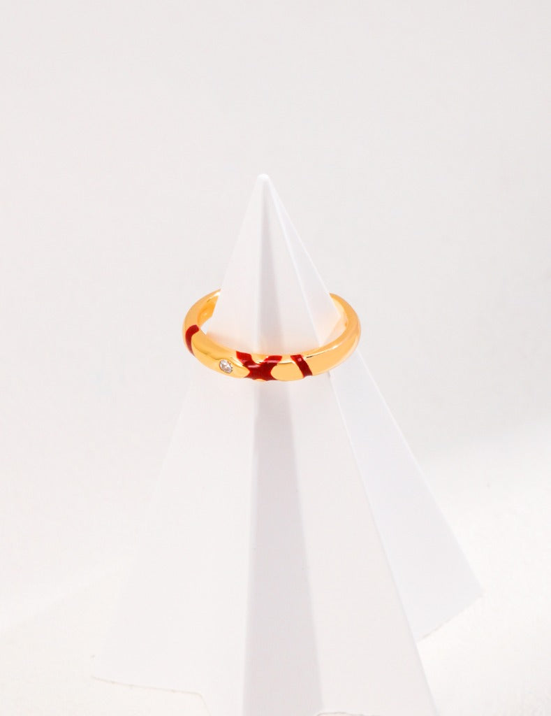 The simple ring, interwoven with red threads and dotted with zircon, is exquisite and beautiful.