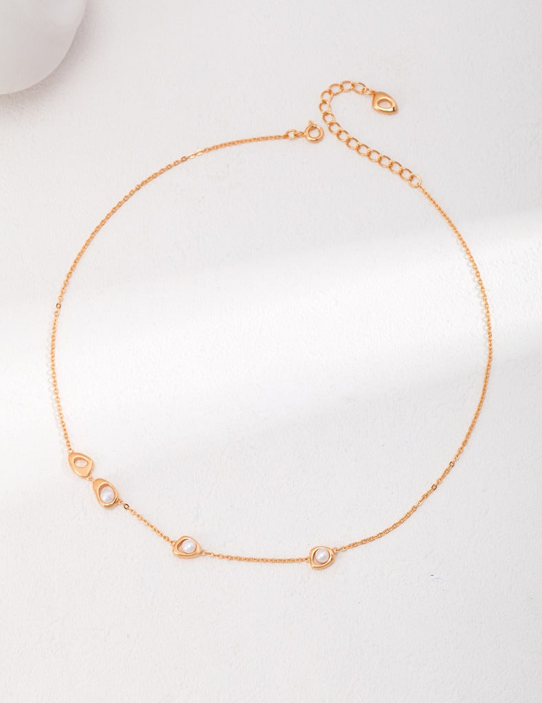 Simple pearl necklace