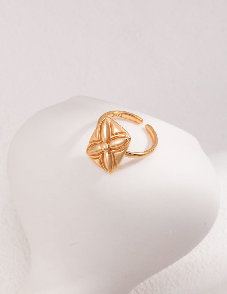 The lucky four-leaf clover design ring uses bas-relief craftsmanship to combine the sense of volume with the sense of flatness, perfectly presenting a sense of luxury.