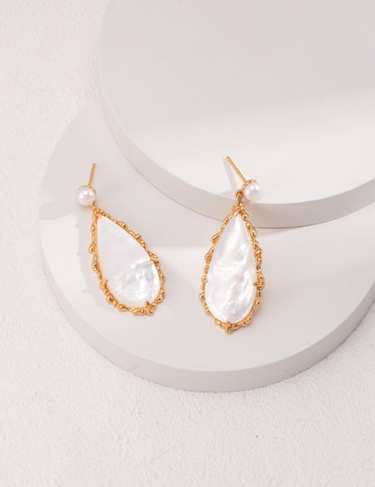 Pearl shell earrings, the mysterious and gorgeous horseshoe shell of the deep sea is cut into water drops, the irregular design is inlaid with natural pearls, elegant and gorgeous, especially generous