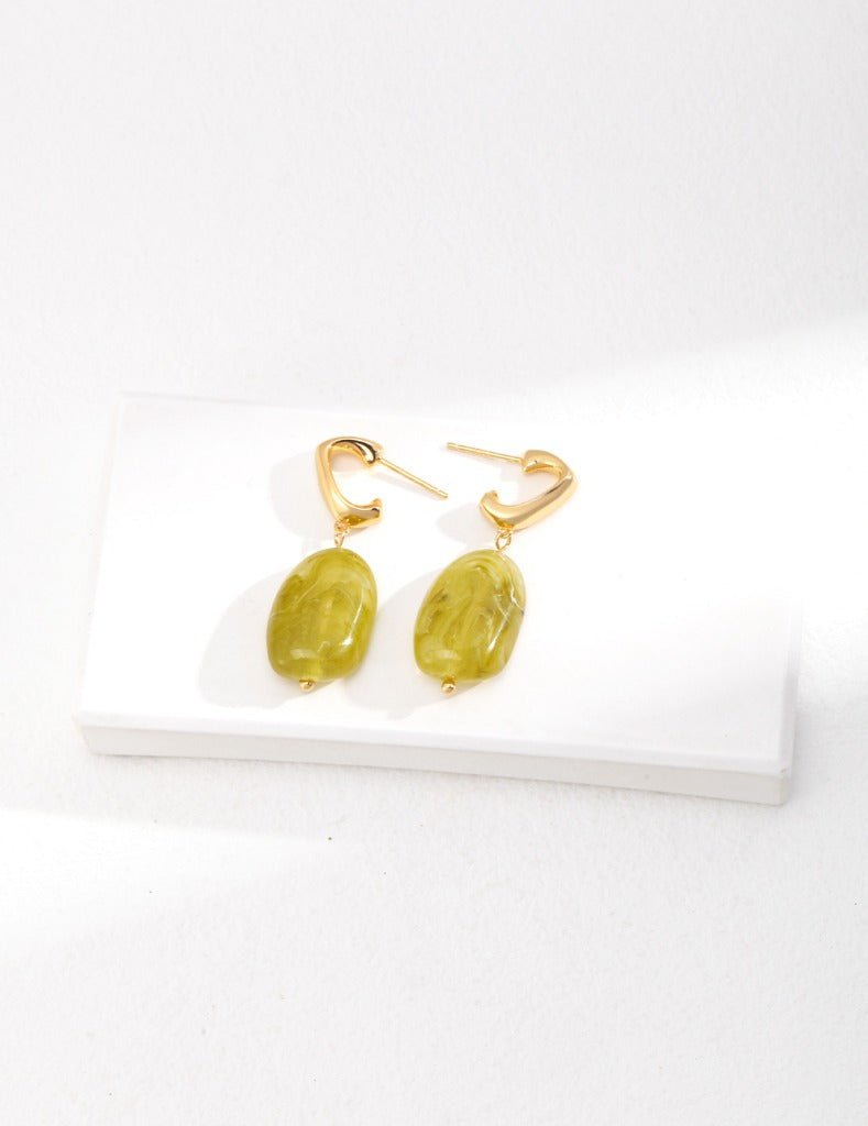 Our modern green resin earrings perfectly combine the beauty of nature with modern fashion. Each green resin seems to carry the vitality and vigor of nature, allowing you to feel the gentle embrace of nature while wearing it.