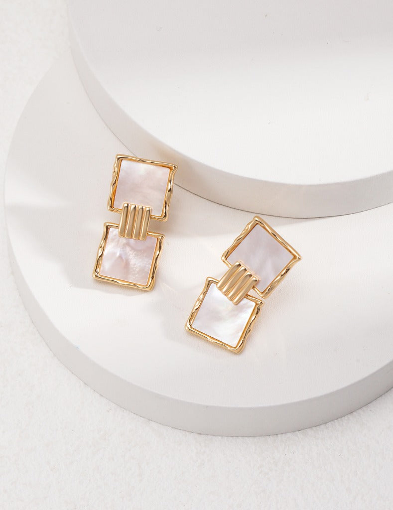 Square shell earrings are simple yet elegant, and the unique design highlights your personality. The small golden squares are connected to each other, like two bright stars, shining with charming light.