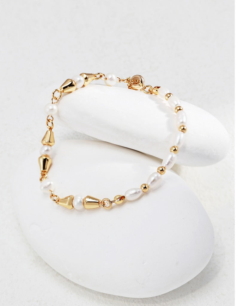 The golden lines of the pearl bracelet are as elegant as flowing water, and each pearl shines with unique brilliance. Wearing it on your wrist, it feels like a star has fallen into the mortal world, adding a touch of mysterious charm to you.