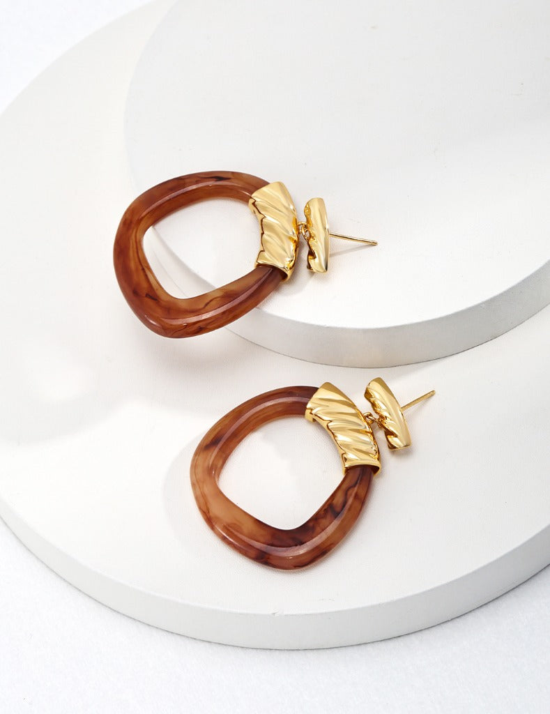 The unique modern ethnic resin earrings perfectly blend classic and modern styles, showing a different style. The round design is simple yet elegant, and the brown tone reveals a low-key luxury.